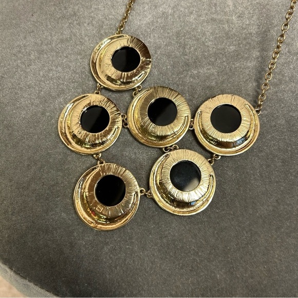 BLACK good-tone hammered round circular bib necklace - Picture 6 of 7